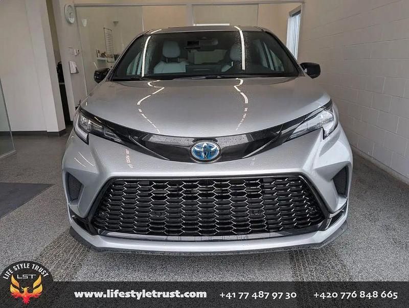 Gebraucht Toyota Sienna T1 245 PS (180 kW) 2025 Silber Van / Kleinbus