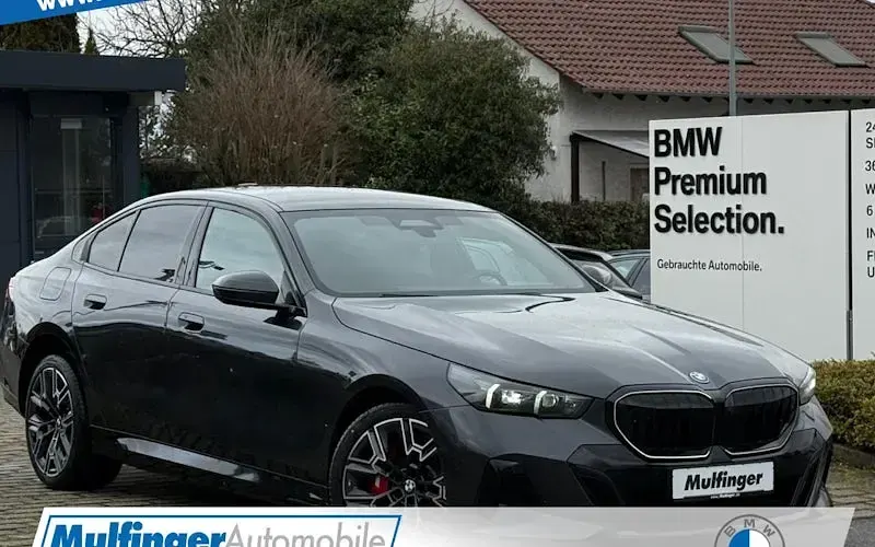 Neu BMW 550e M Sport 489 PS (359 kW) 2026 Grau Limousine