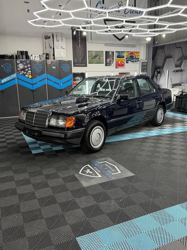 Gebraucht Mercedes E300 109 PS (80 kW) 1987 Blau Limousine