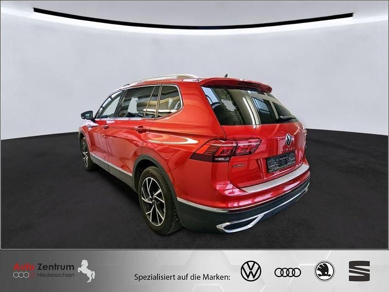 Gebraucht VW Tiguan Allspace Elegance 150 PS (110 kW) 2023 Kings red metallic SUV