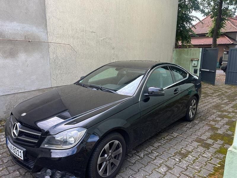 Schwarz Gebraucht 2011 Mercedes C180 Coupé | 8.900 € (Guter Preis) - Bild 1/4