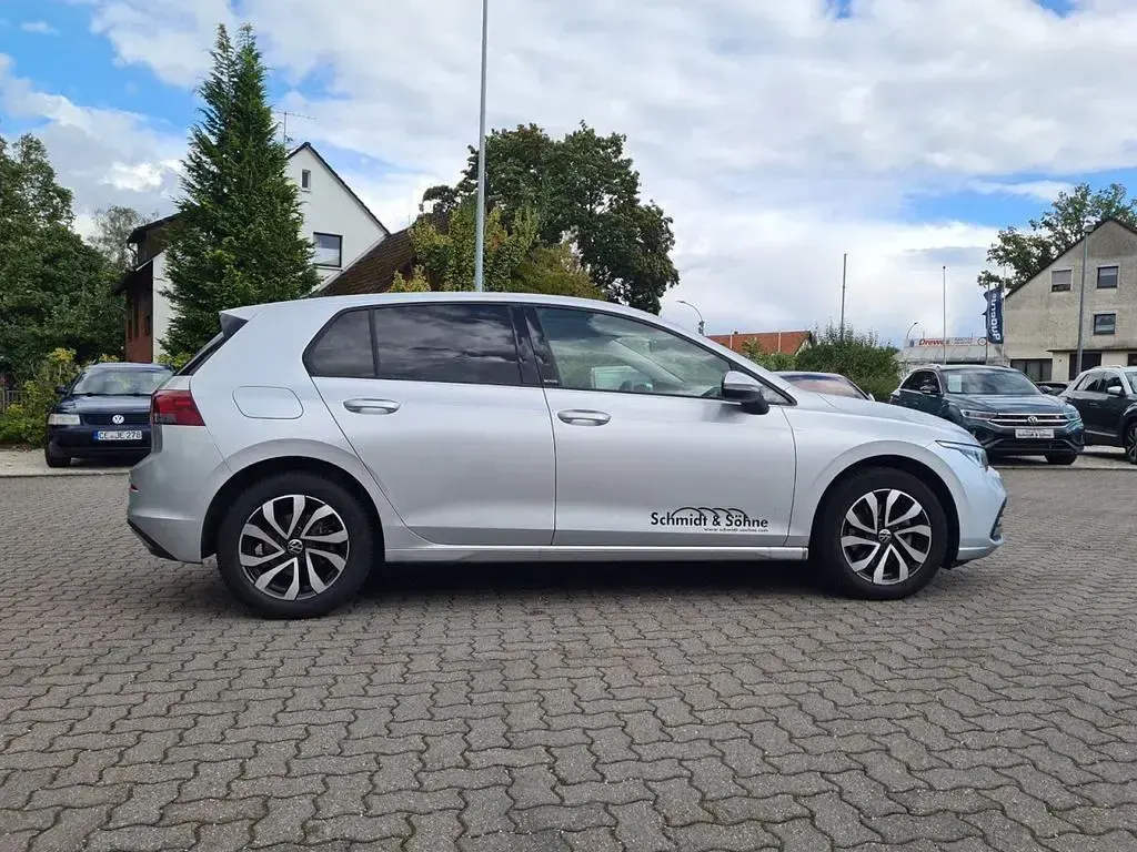 Gebraucht VW Golf VIII Active 150 PS (110 kW) 2023 Silber metallic Limousine