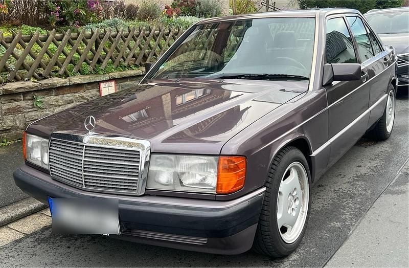 Braun Gebraucht 1991 Mercedes 190 Limousine | 7.490 € - Bild 1/4