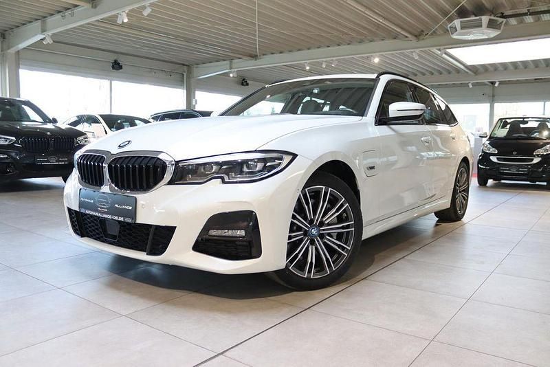 Weiß Gebraucht 2022 BMW 330e M Sport Kombi | 33.490 € (Fairer Preis) - Bild 1/4