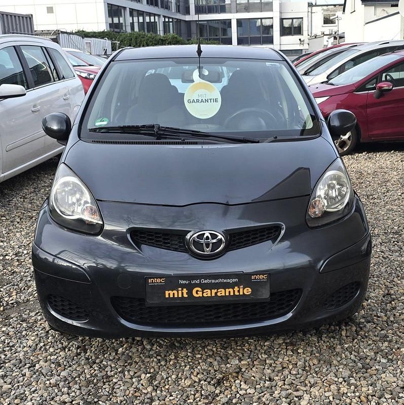 Grau Gebraucht 2011 Toyota Aygo Cool Kleinwagen | 3.700 € (Fairer Preis) - Bild 1/4