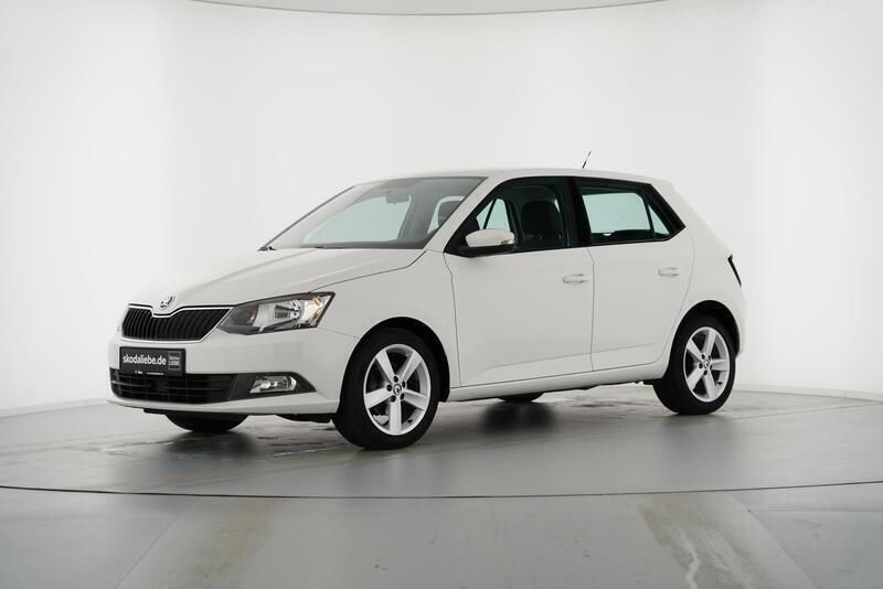 Candyweiss Gebraucht 2015 Skoda Fabia Ambition Limousine | 9.555 € (Etwas zu teuer) - Bild 1/4