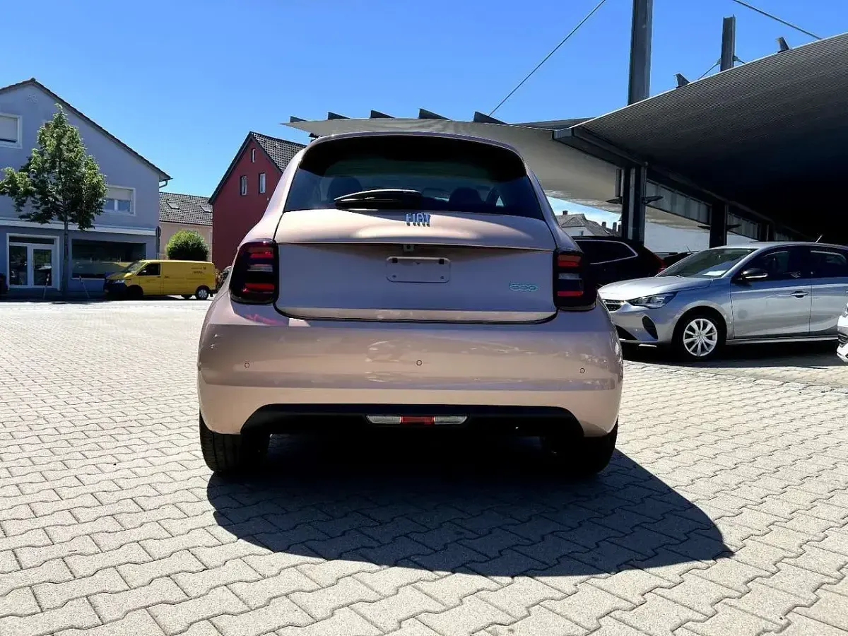Gebraucht Fiat 500e La Prima 86 kW (118 PS) 2026 Rose gold metallic Kleinwagen
