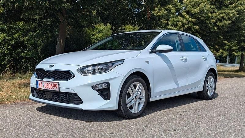 Weiß Gebraucht 2021 Kia Ceed Limousine | 13.900 € (Superpreis) - Bild 1/4