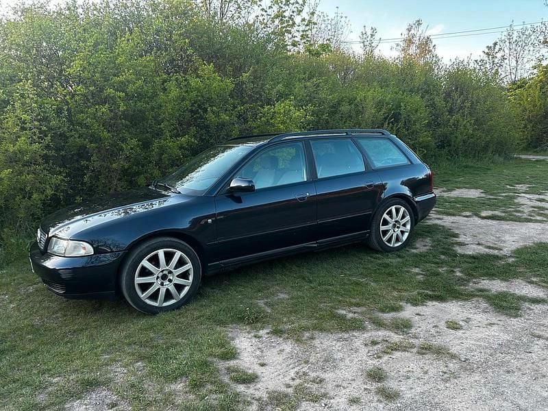 Second-hand Audi A4 110 CP (80 kW) 1998 Albastru Break