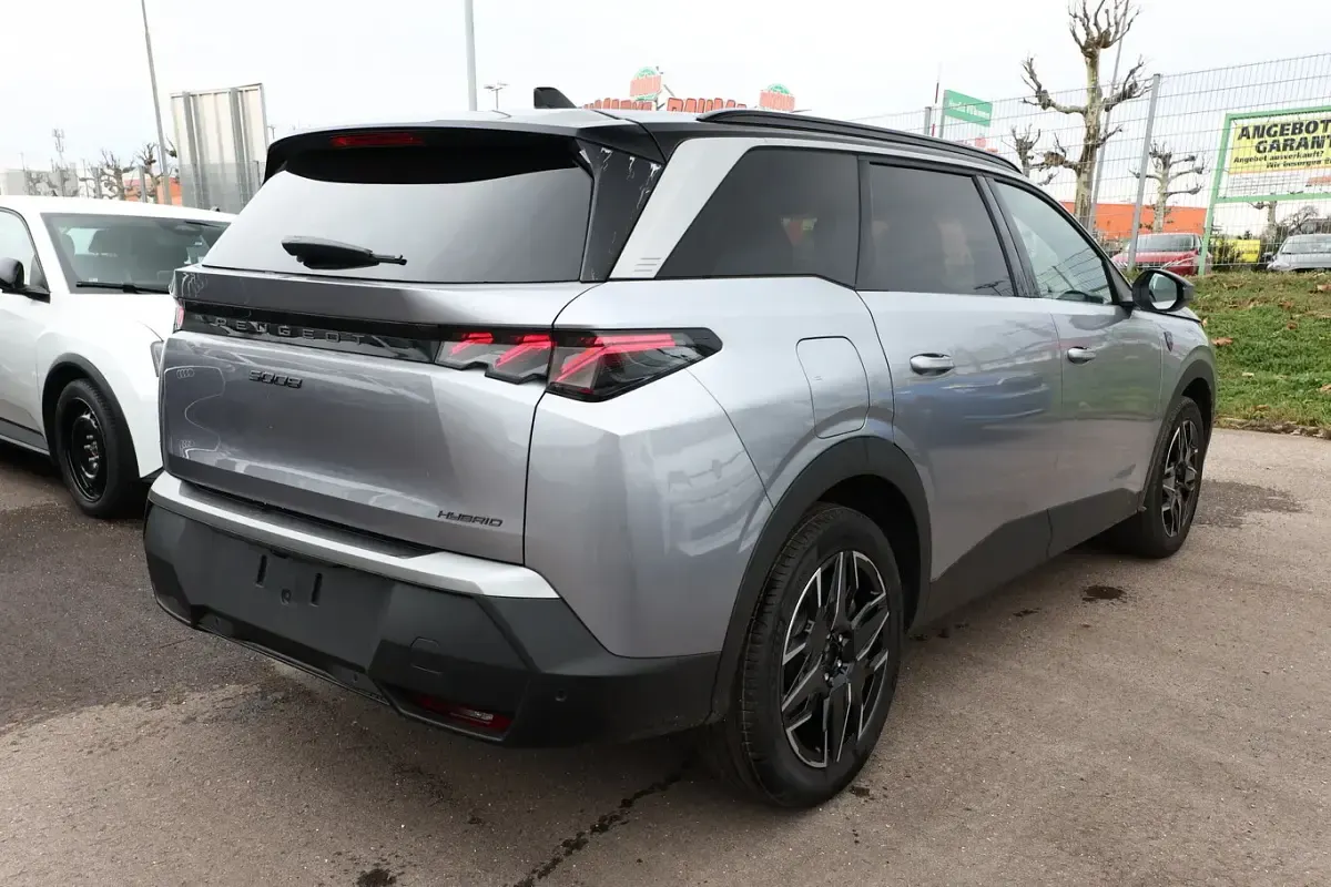 Neu Peugeot 5008 GT 145 PS (106 kW) 2025 Silber Van / Kleinbus