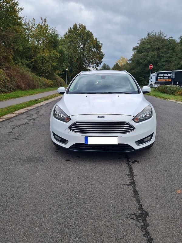 Weiß Gebraucht 2015 Ford Focus Trend Kombi | 4.100 € (Fairer Preis) - Bild 1/4