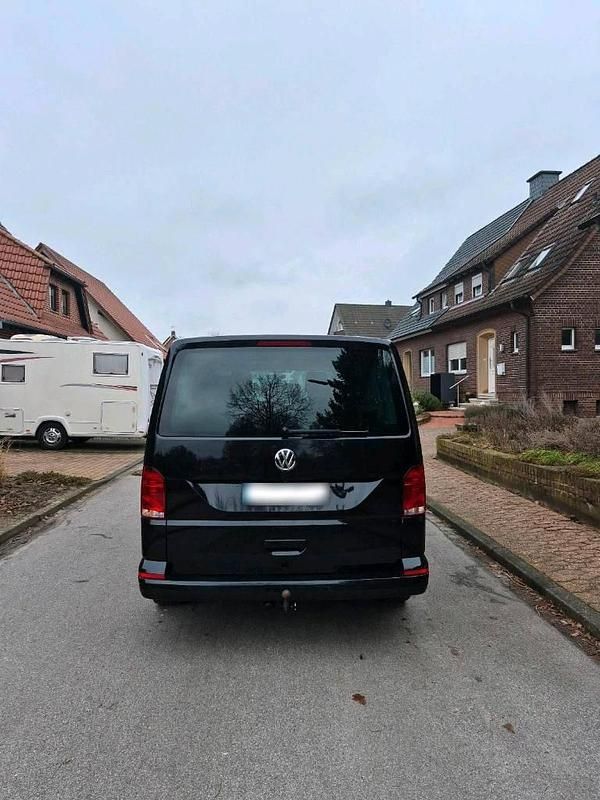 Second-hand VW Multivan 204 CP (150 kW) 2022 Negru Monovolum