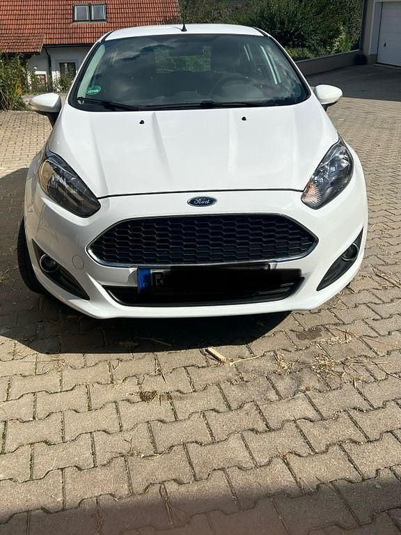 Weiß Gebraucht 2016 Ford Fiesta Ambiente Kleinwagen | 7.500 € (Fairer Preis) - Bild 1/4
