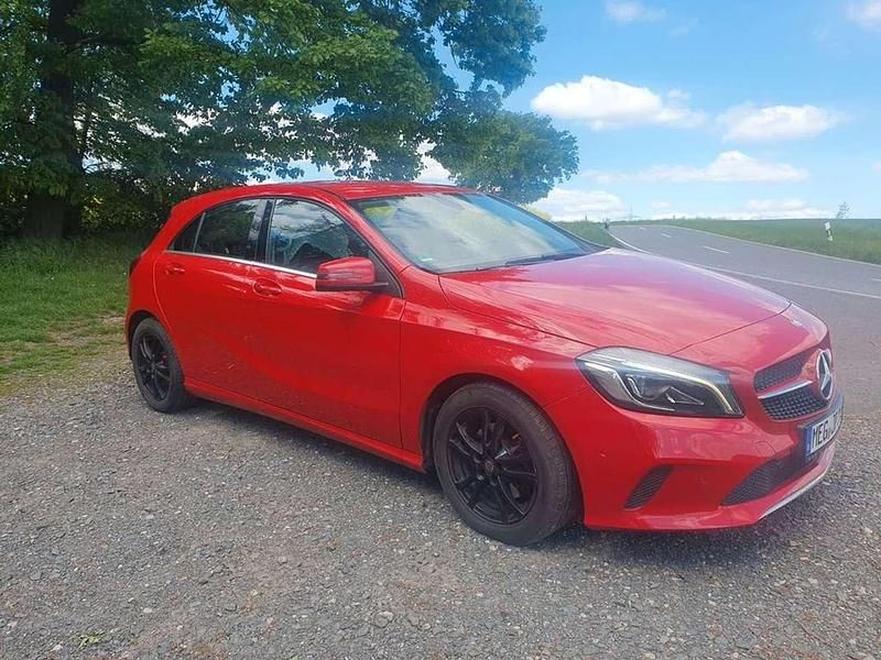 Rot Gebraucht 2017 Mercedes A160 Edition Limousine | 14.500 € (Guter Preis) - Bild 1/4