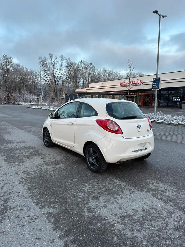 Gebraucht Ford Ka 69 PS (50 kW) 2013 Weiß Kleinwagen