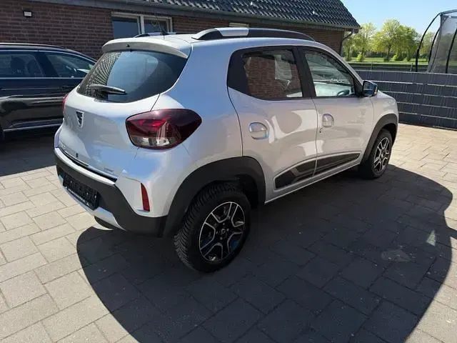 Usado Dacia Spring Comfort 33 kW (45 CV) 2022 Plateado Utilitario