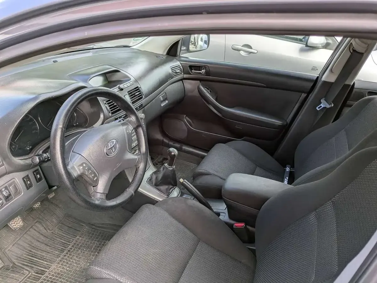 Gebraucht Toyota Avensis Sol 116 PS (85 kW) 2004 Grey mica metallic Kleinwagen