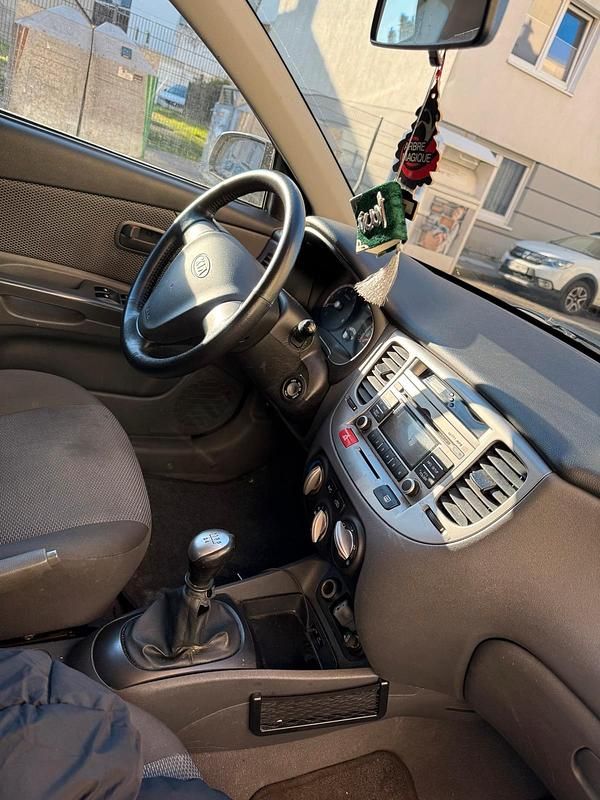 Grau Gebraucht 2005 Kia Rio 2 Limousine | 1.600 € - Bild 1/4