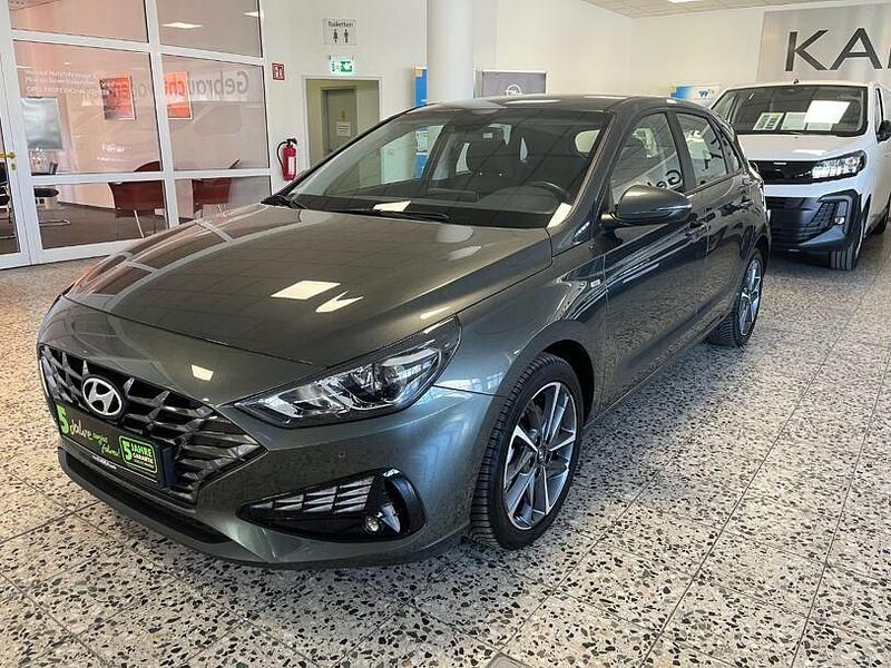 Gebraucht Hyundai i30 120 PS (88 kW) 2024 Amazon grey (metallic) Limousine