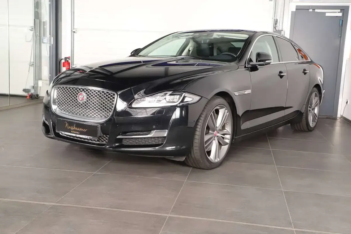 Gebraucht Jaguar XJ Premium Luxury 300 PS (220 kW) 2019 Narvik black Limousine