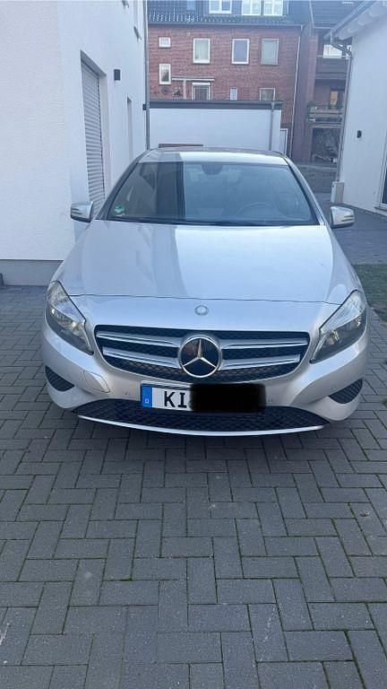 Silber Gebraucht 2015 Mercedes A180 Limousine | 7.990 € (Superpreis) - Bild 1/4