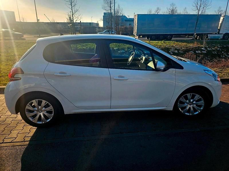 Gebraucht Peugeot 208 82 PS (60 kW) 2016 Weiß Kleinwagen