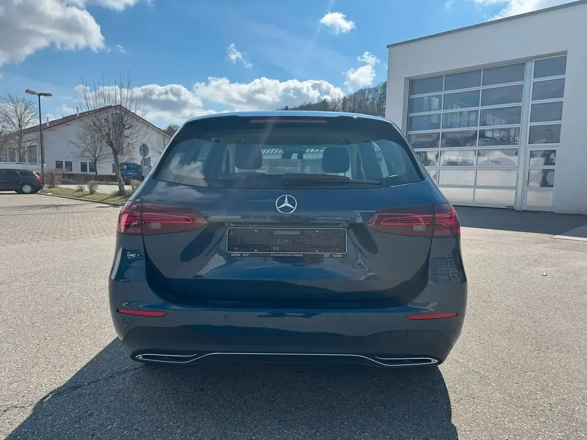 Gebraucht Mercedes B200 Advanced 163 PS (119 kW) 2023 Blau Kleinwagen