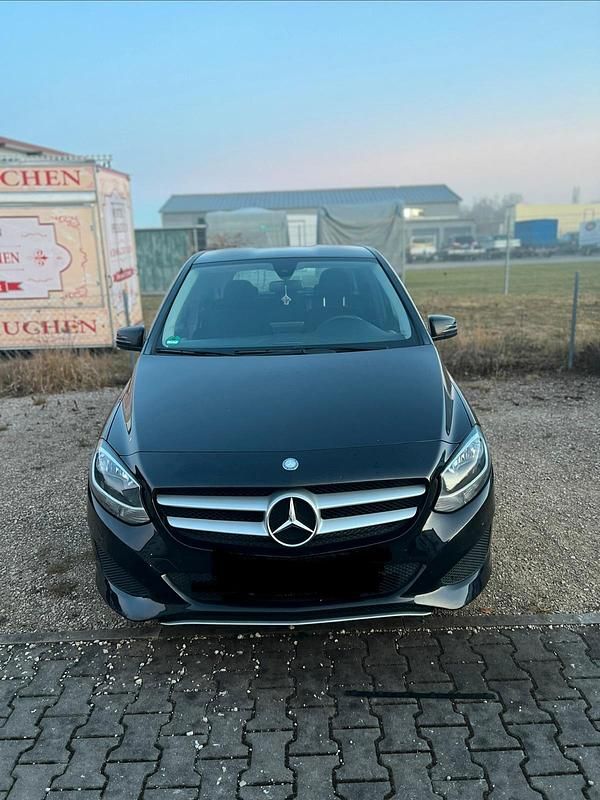 Schwarz Gebraucht 2016 Mercedes 180 Limousine | 11.500 € (Superpreis) - Bild 1/4