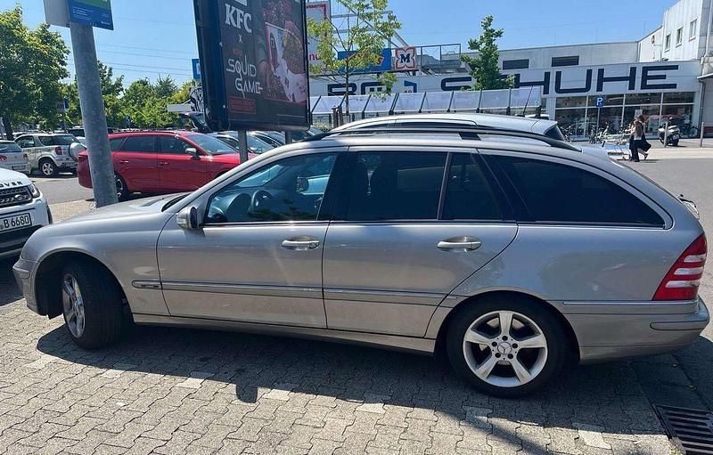 Silber Gebraucht 2005 Mercedes C220 Avantgarde Kombi | 1.700 € (Etwas zu teuer) - Bild 1/4