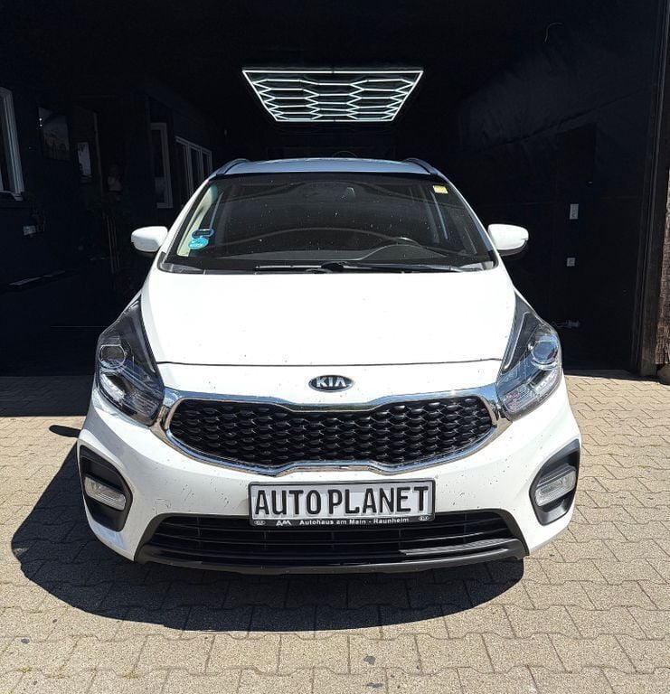 Schneeweiss Gebraucht 2018 Kia Carens Vision Van / Kleinbus | 13.490 € (Superpreis) - Bild 1/4