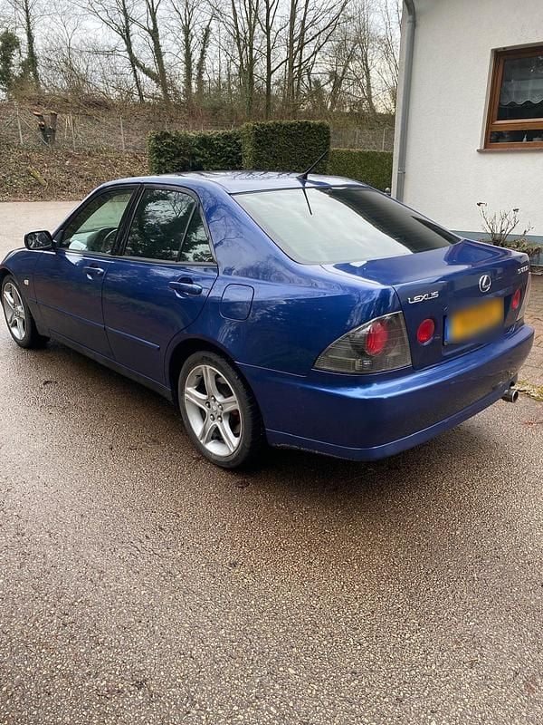 Second-hand Lexus IS200 155 CP (114 kW) 2002 Albastru Berlinǎ