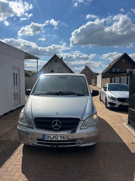 Silber Gebraucht 2011 Mercedes Vito Van / Kleinbus | 4.299 € - Bild 1/4