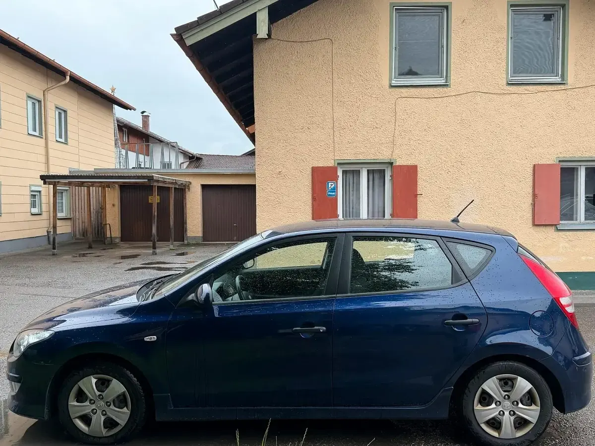 Gebraucht Hyundai i30 Edition+ 90 PS (66 kW) 2010 Blau Kleinwagen