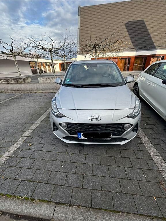 Silber Gebraucht 2023 Hyundai i10 Trend Kleinwagen | 14.900 € (Fairer Preis) - Bild 1/4
