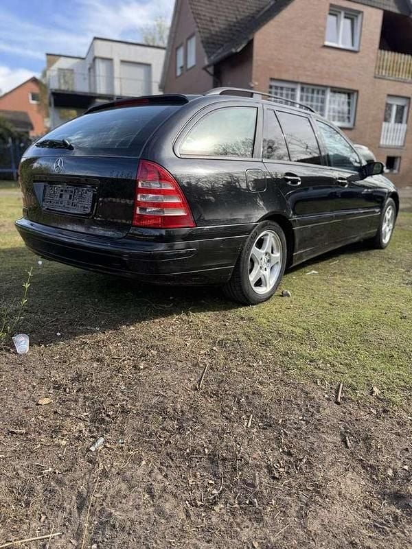 Second-hand Mercedes C200 Classic 122 CP (89 kW) 2004 Negru Break