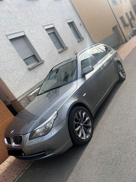 Gebraucht BMW 530 235 PS (172 kW) 2009 Grau Kombi