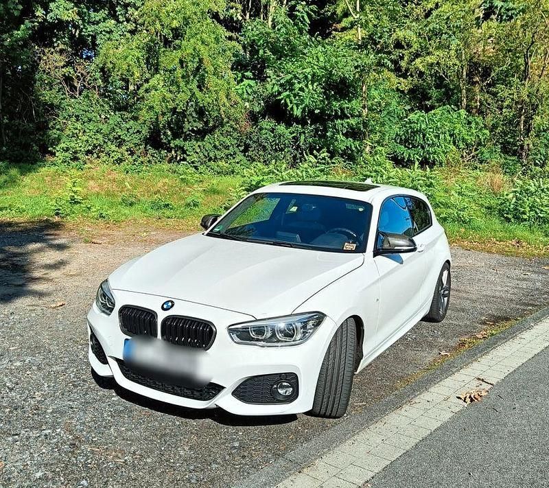 Weiß Gebraucht 2016 BMW 120 M Sport Kleinwagen | 16.600 € (Teuer) - Bild 1/4