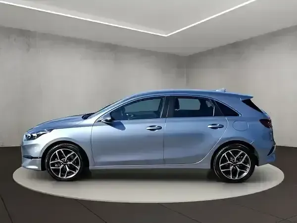 Gebraucht Kia Ceed Spirit 140 PS (102 kW) 2025 Silber Kleinwagen