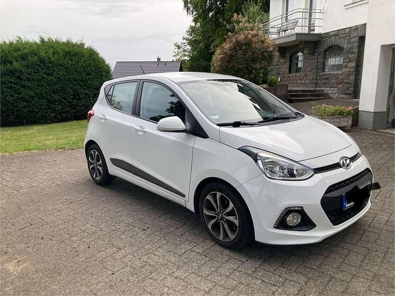 Weiß Gebraucht 2015 Hyundai i10 Style Kleinwagen | 5.900 € (Fairer Preis) - Bild 1/4