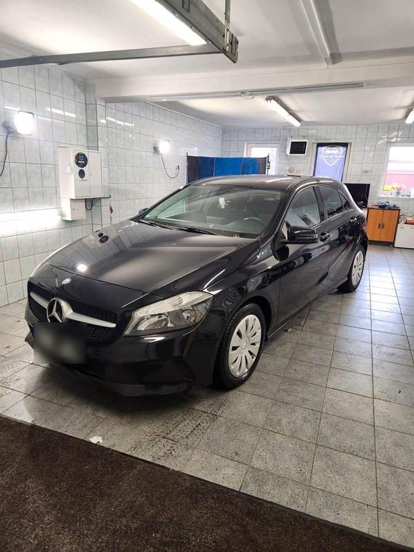 Schwarz Gebraucht 2016 Mercedes A200 Kleinwagen | 8.200 € (Guter Preis) - Bild 1/4