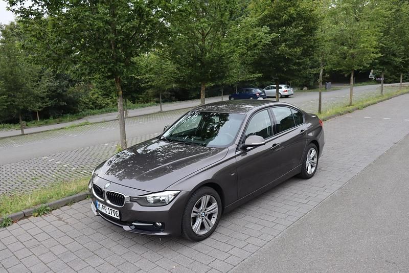Grau Gebraucht 2013 BMW 318 Limousine | 7.900 € (Fairer Preis) - Bild 1/4