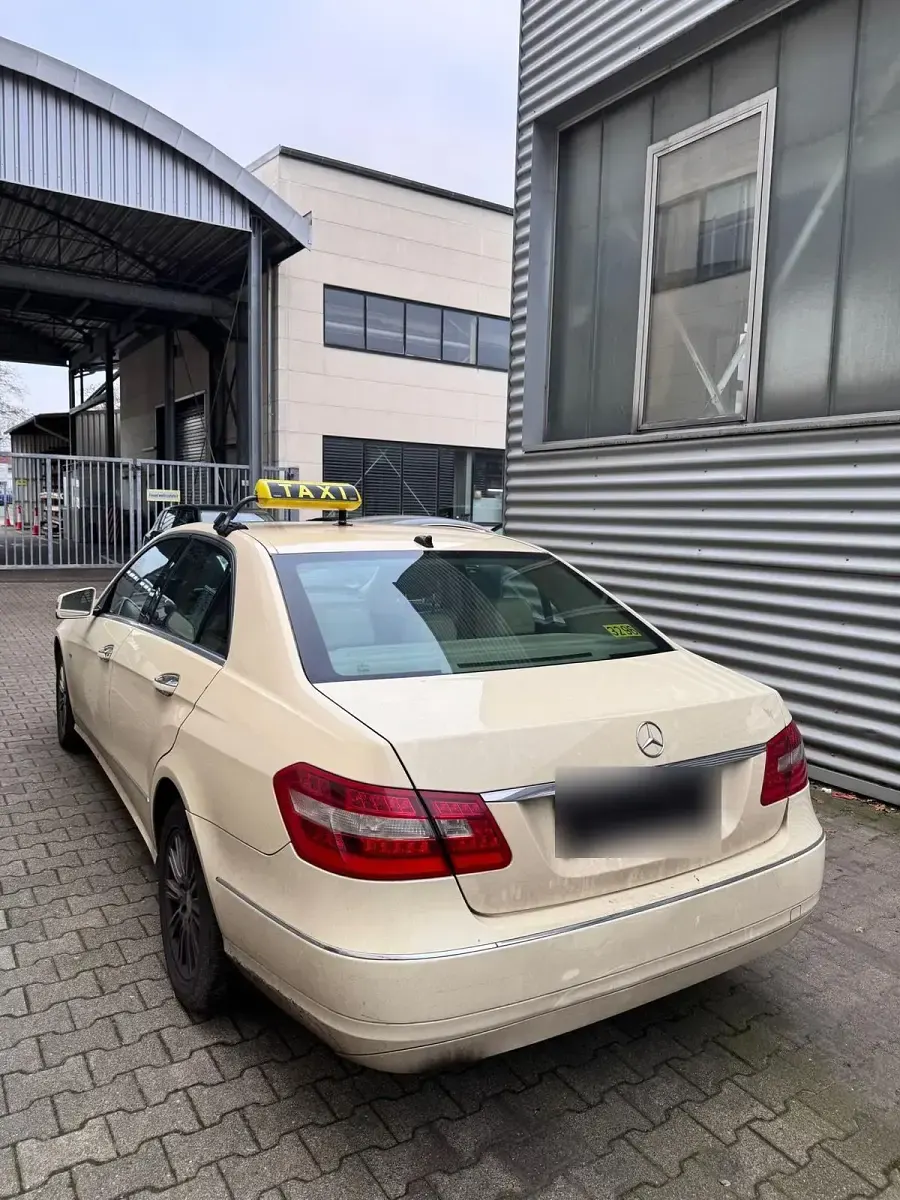 Usado Mercedes E220 150 CV (110 kW) 2010 Beige Berlina