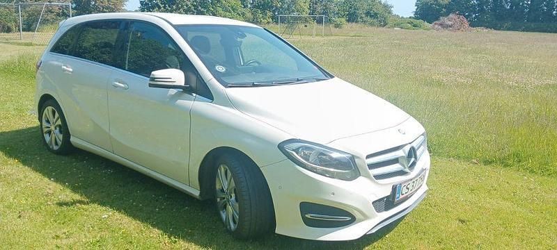 Weiß Gebraucht 2016 Mercedes B200 AMG line Van / Kleinbus | 6.750 € (Guter Preis) - Bild 1/3