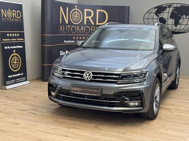 Platinum grey metallic (metallic) Gebraucht 2020 VW Tiguan Allspace R-line SUV | 28.899 € (Fairer Preis) - Bild 1/3