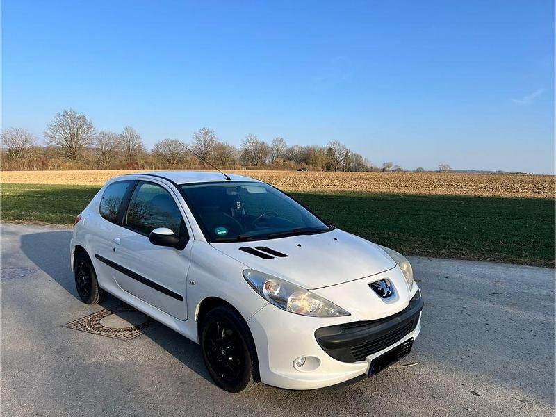 Weiß Gebraucht 2010 Peugeot 206 Limousine | 2.200 € (Fairer Preis) - Bild 1/4