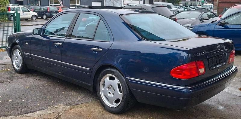 Gebraucht Mercedes E240 170 PS (125 kW) 1998 Blau Limousine
