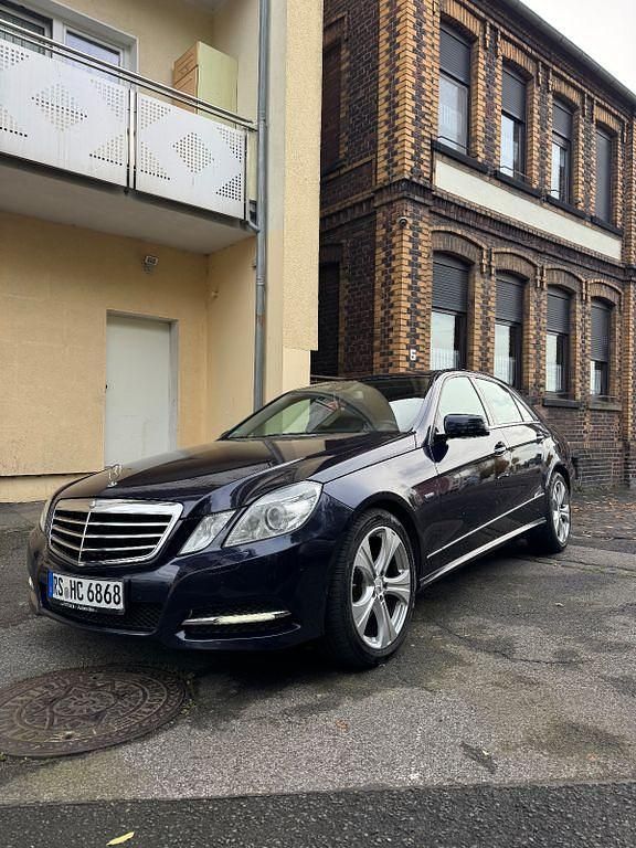 Blau Gebraucht 2011 Mercedes E350 Avantgarde Limousine | 12.000 € (Fairer Preis) - Bild 1/4