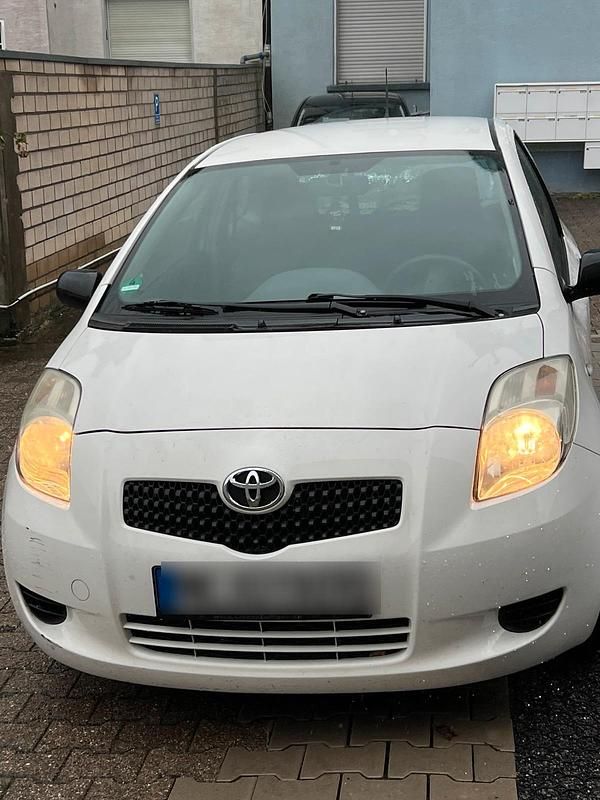 Weiß Gebraucht 2009 Toyota Yaris Kleinwagen | 900 € (Superpreis) - Bild 1/4