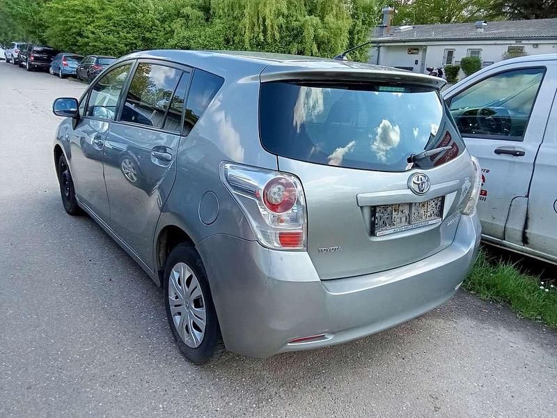 Gebraucht Toyota Verso Basis 126 PS (92 kW) 2012 Grey metallic Van / Kleinbus