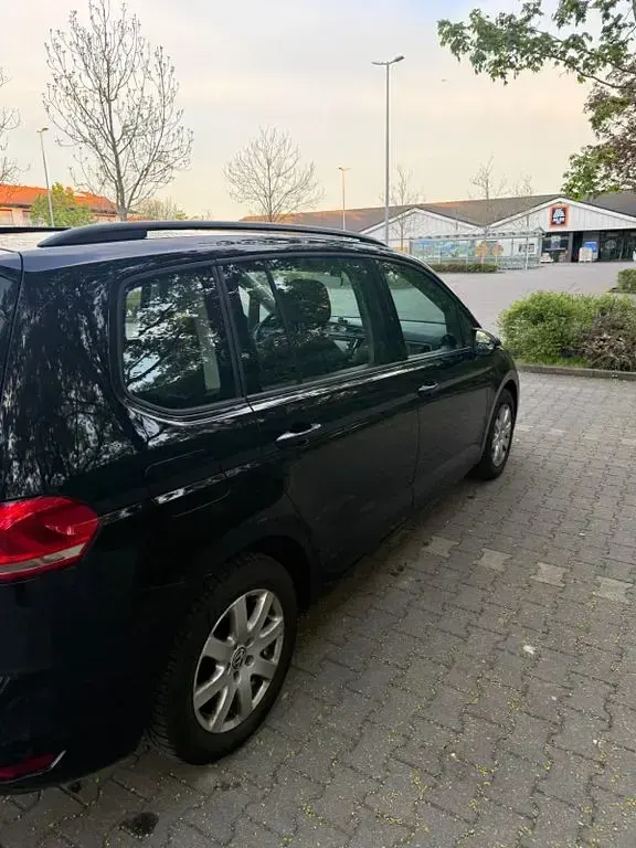 Gebraucht VW Touran Trendline 110 PS (80 kW) 2015 Schwarz Van / Kleinbus